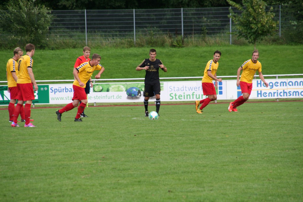 Lucas Bahlmann auf dem Weg zu seinem Freistoßtreffer (Foto: Heinrich Pape)