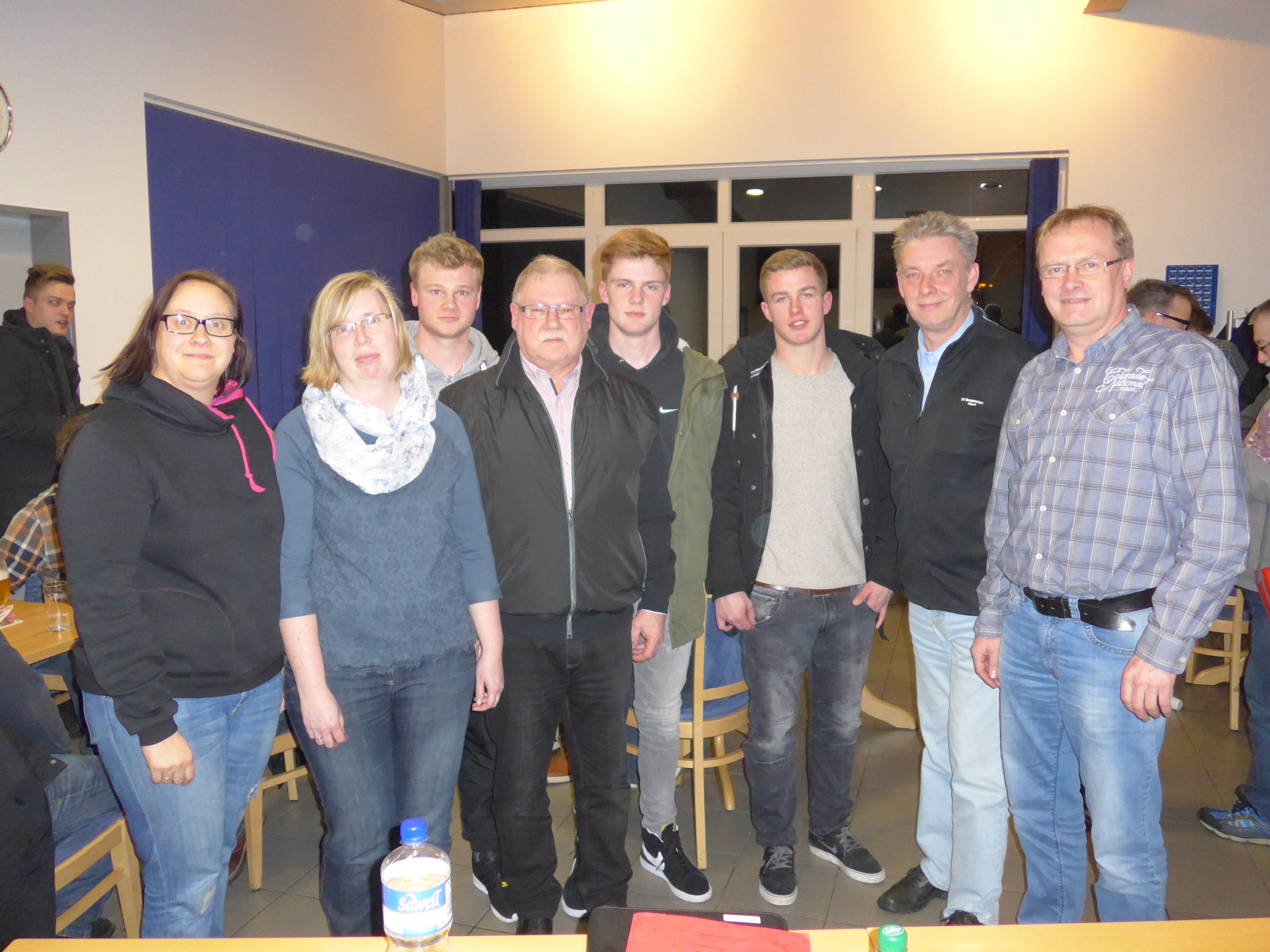 Von links nach rechts: die beiden neuen Teilbereichsgeschäftsführerinnen (F-Jugend und Minis) Melanie Walewski und Melanie Scholz, Simon Brake, Rolf Tschorn, Felix Lefert Lucas Bahlmann, Frank Plottek, Edmund Nakotte